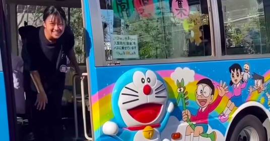 Arriva lo scuolabus di Doraemon: l’entusiasmo dei bambini è gioia allo stato puro