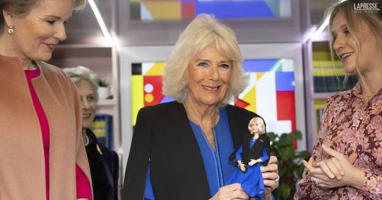La regina Camilla ha ricevuto una Barbie a sua immagine: lei scherza sulla “differenza d’età”