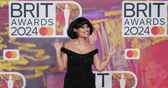 Brit Awards 2024: chi è Raye, la giovane cantante che ha fatto il record di premi vinti in una sola serata