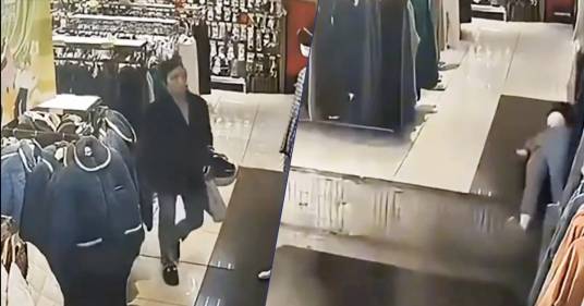 In Cina una donna viene inghiottita da una voragine mentre fa shopping: il video