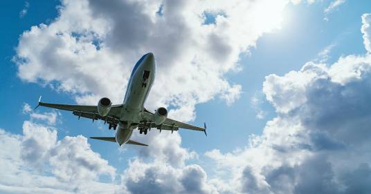 Nascere fra le nuvole: donna partorisce su un aereo in volo per Brindisi