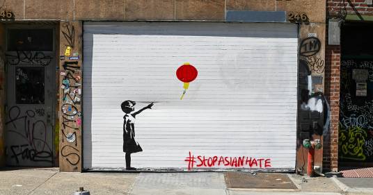 Banksy: scoperto il volto del misterioso street artist? Il video fa il giro del web