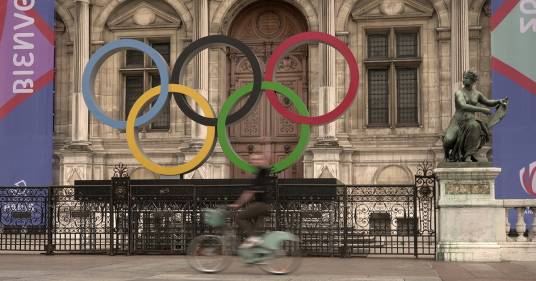 Olimpiadi Parigi 2024, tolto il divieto di “intimità” fra gli atleti: pronti 300.000 profilattici