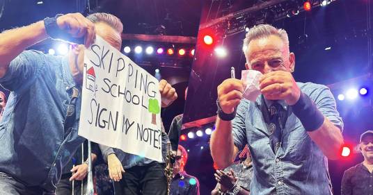 Al concerto una fan chiede di firmargli l’assenza da scuola: la reazione di Bruce Springsteen