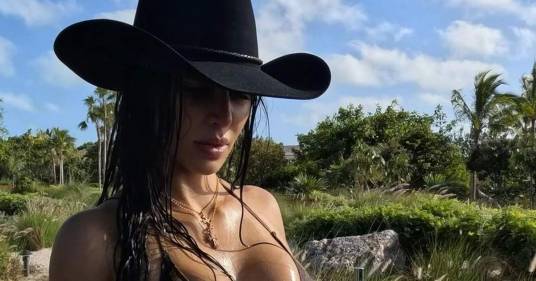 Le foto in spiaggia sono bollenti, il post di Kim Kardashian supera i tre milioni di like