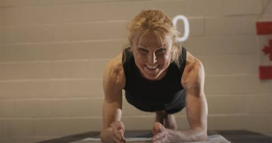 DonnaJean Wilde, 59 anni, ha battuto il record di plank: ecco quanto ha resistito