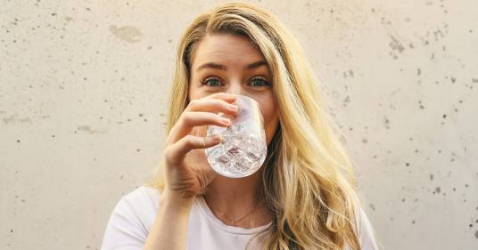 Bere acqua rende più felici: lo conferma uno studio