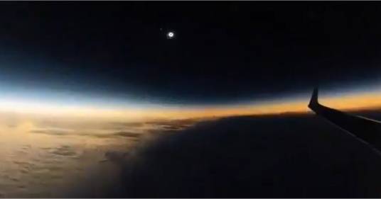 L’eclissi solare vista da un aereo, il video è incredibile