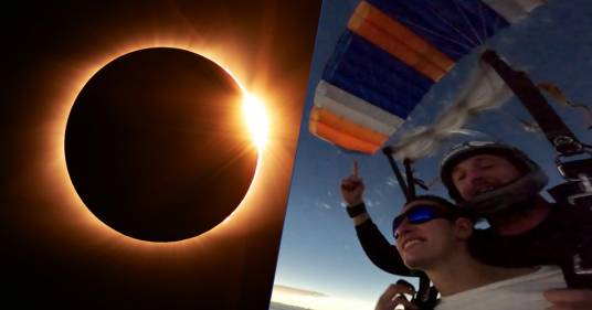 Padre e figlia si lanciano col paracadute durante l’eclissi, il video è incredibile
