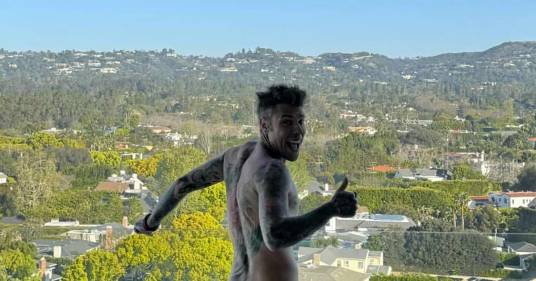 Fedez dà il buongiorno ai follower completamente nudo: la foto da Los Angeles
