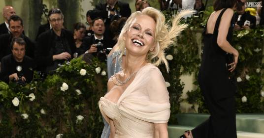 Met Gala 2024: Pamela Anderson stupisce ancora con un make-up minimal