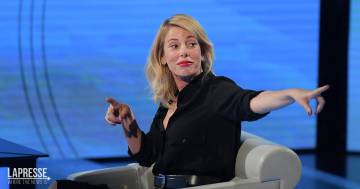 Alessia Marcuzzi senza freni: apre l’armadio e mostra a tutti la sua collezione di sex toys