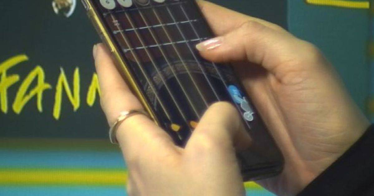 Musica e tecnologia, ora si suona la chitarra con uno smartphone