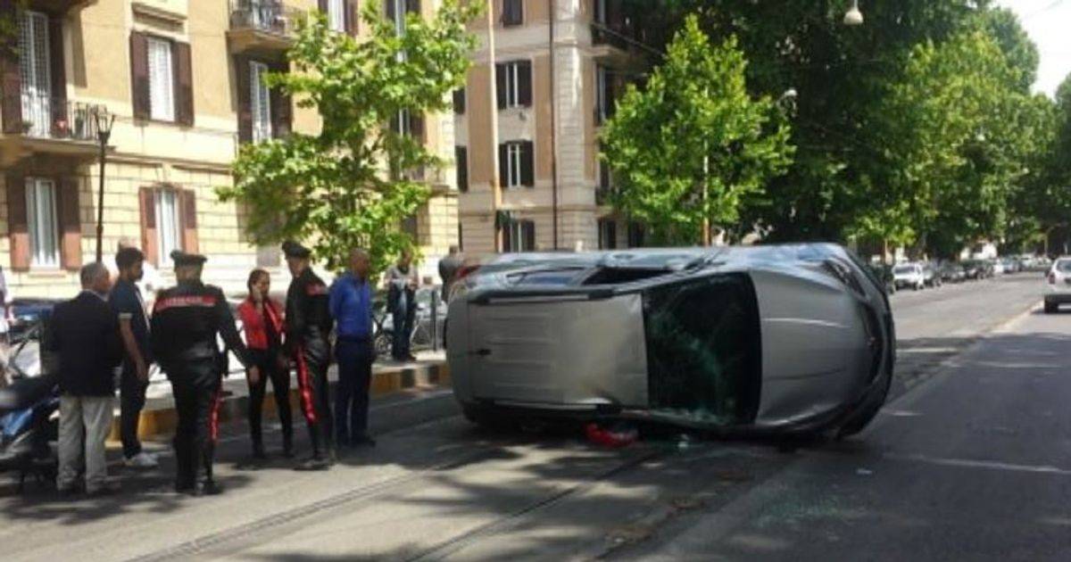 Roma suv tampona auto in doppia fila e si rovescia ai Parioli