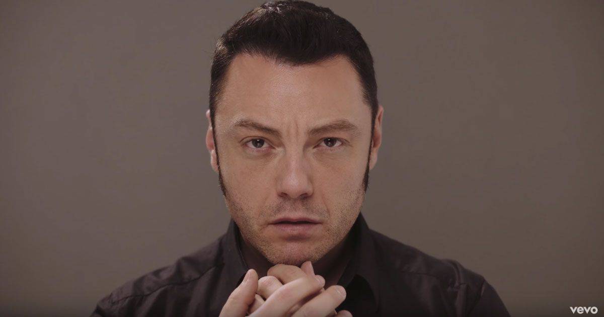 Tiziano Ferro guarda il video del