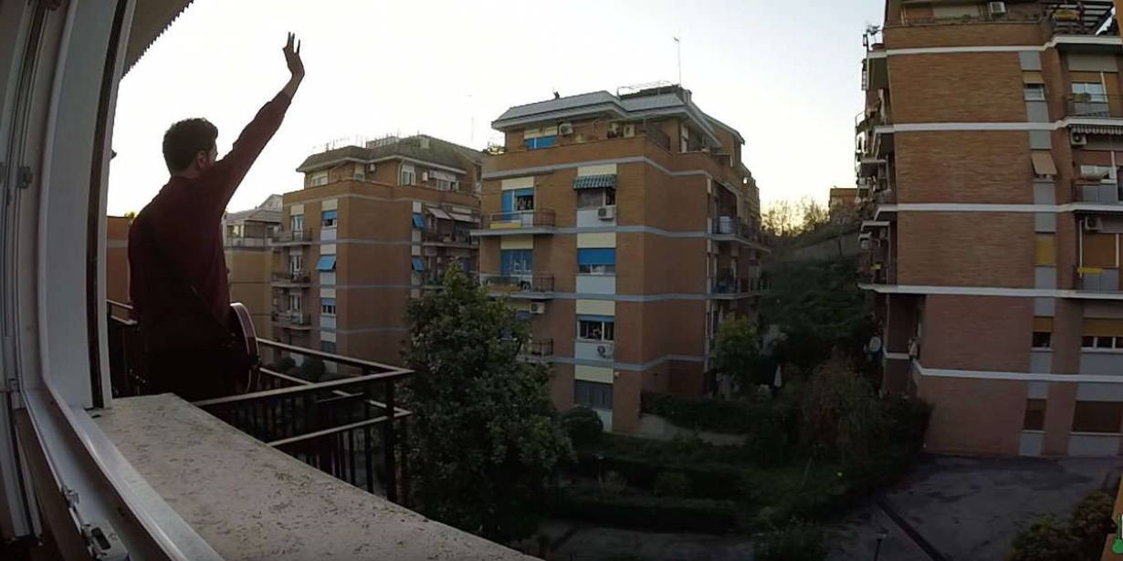 Suona "We Will Rock You” dei Queen dal proprio balcone il video