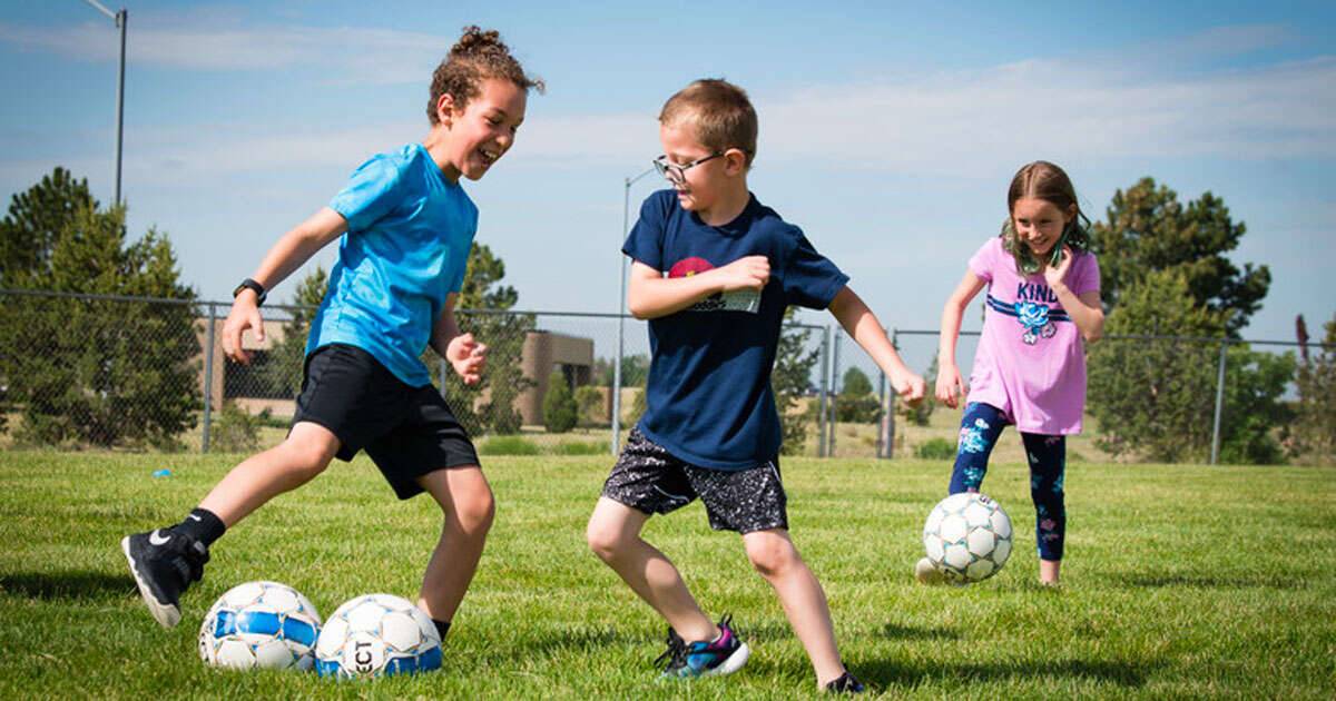 Мальчик с мячом фото. Малыш с футбольным мячом. Детский большой теннис. Ребенок играющий в компьютерную игру. Фотосессия детский футбол.