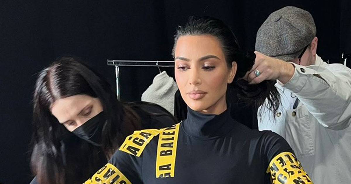 Kim Kardashian ricoperta di scotch per la sfilata il look alla Fashion