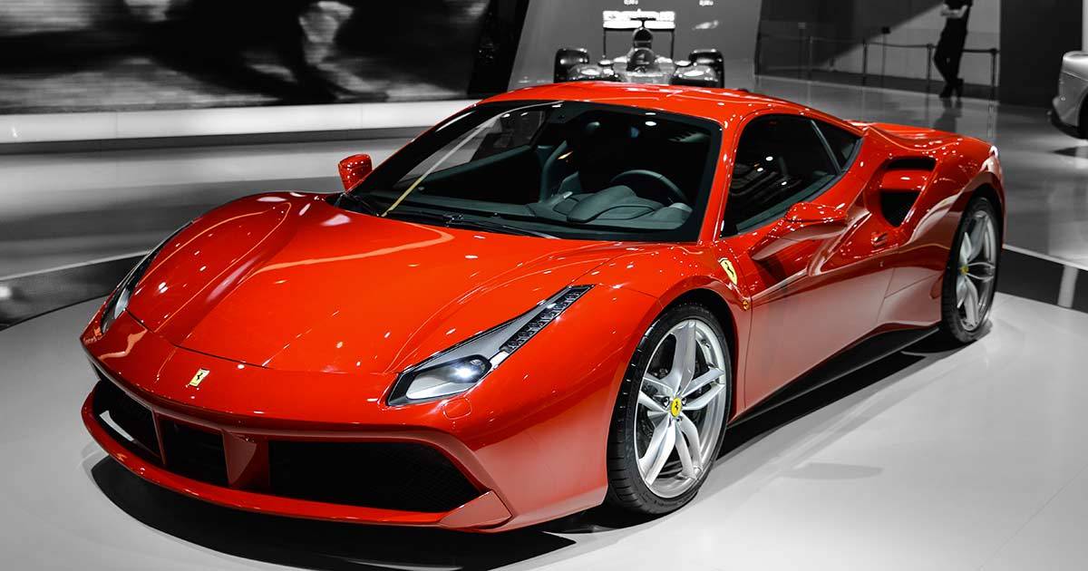 Compra una Ferrari ma si schianta dopo pochi chilometri dopo le foto