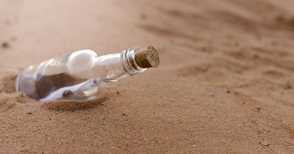 Un gruppo di bambini trova una lettera damore in una bottiglia il messaggio diventa virale