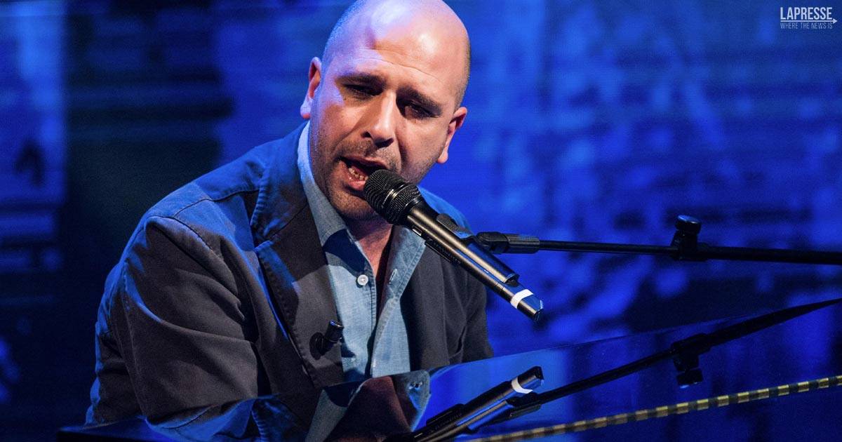 Sulla barca delloligarca la nuova canzone di Checco Zalone il video