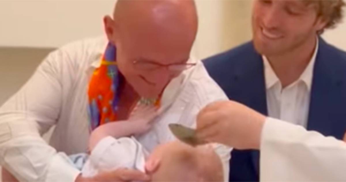 Alfonso Signorini battezza il bimbo di Clizia Incorvaia e Paolo Ciavarro