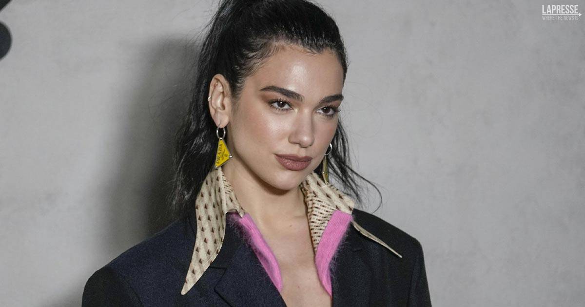 Il cambio look di Dua Lipa è estremo, le foto in topless da due milioni