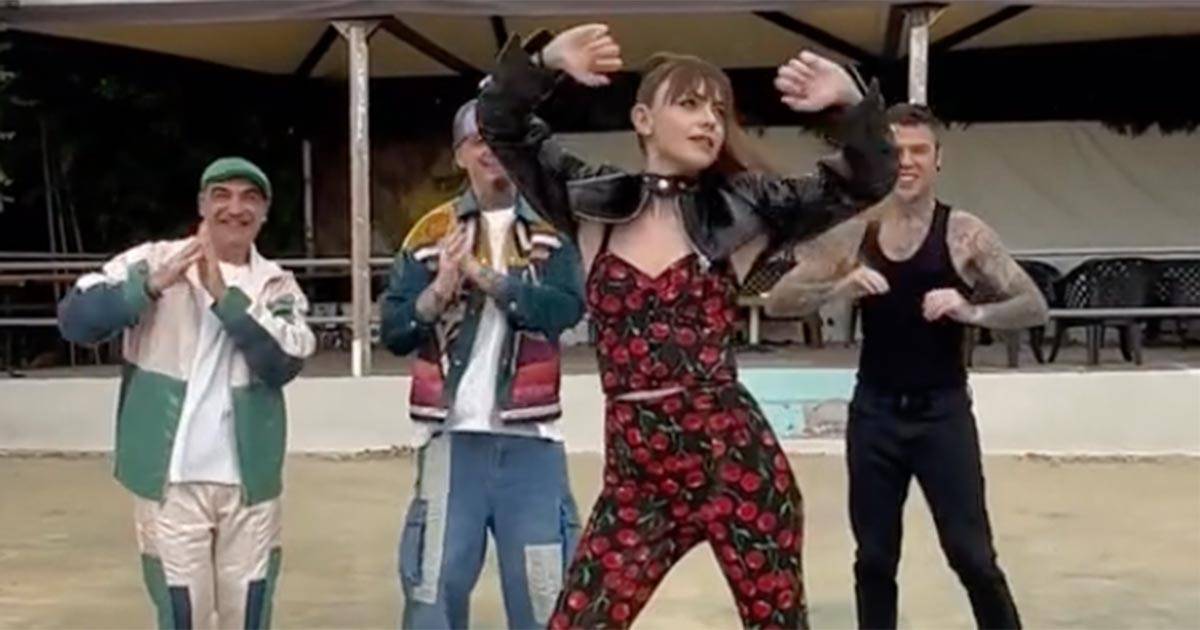 Annalisa insegna la coreografia di Disco Paradise a Fedez e agli Articolo 31 lespressione di JAx  stupenda