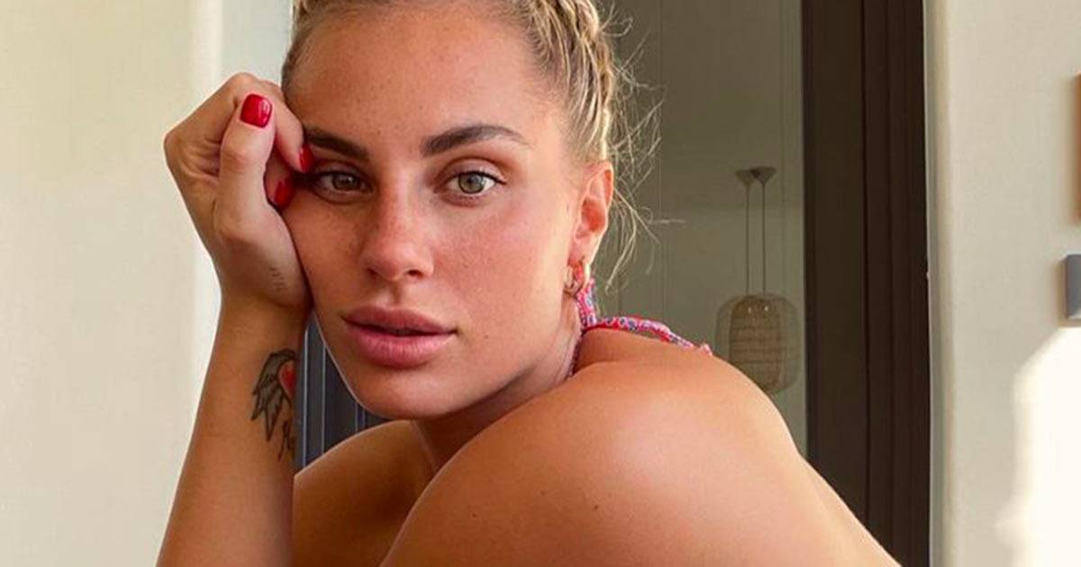 Avanti un altro: Francesca Brambilla corre in tanga nel prato, le foto