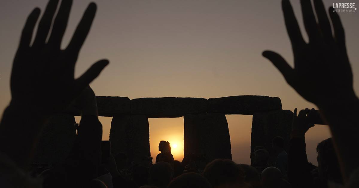 Ecco com lalba del solstizio destate vista a Stonehenge