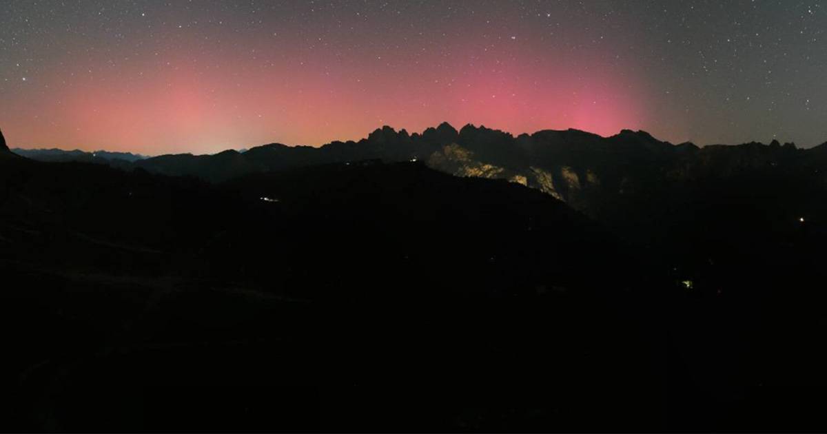 Laurora boreale arriva sulle Alpi evento storico e straordinario le foto