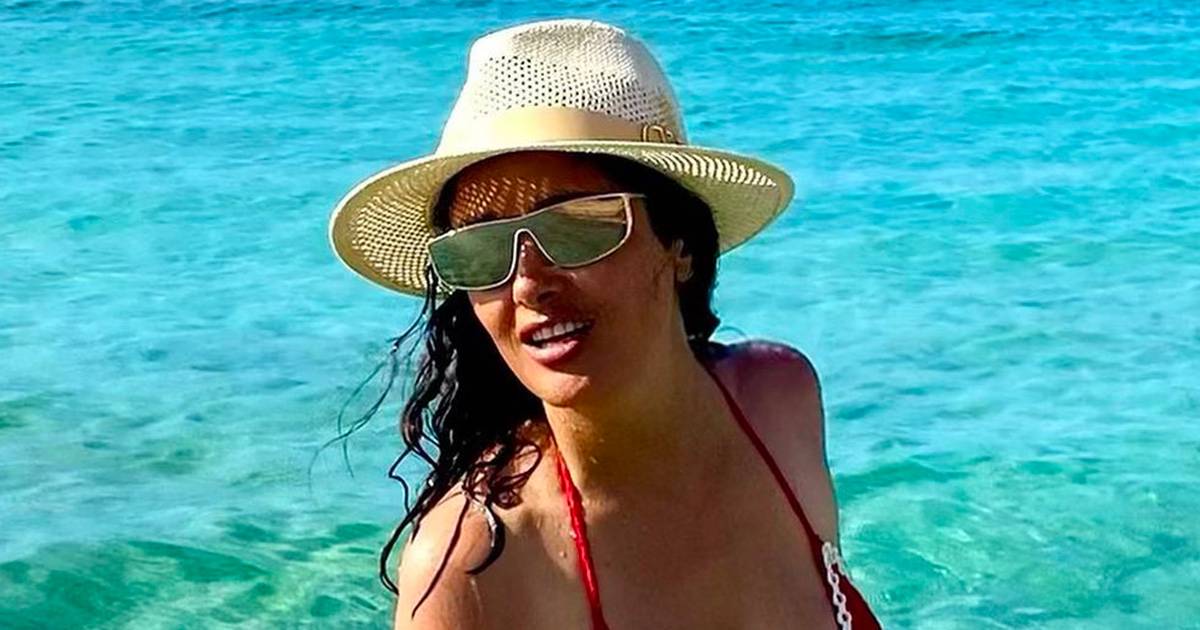 Salma Hayek festeggia i 57 anni in bikini, mettendo in risalto un fisico  che ha dell'incredibile