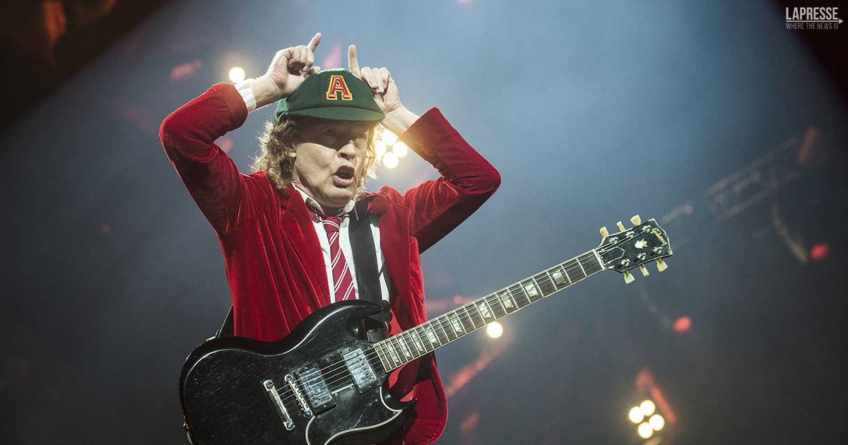 Pap registra i versi del figlio neonato e ricrea un brano degli ACDC il video