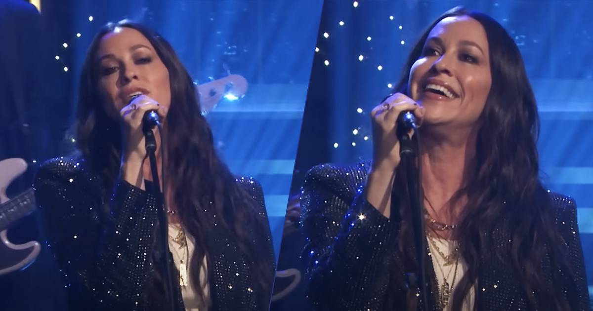 Alanis Morissette iconica la sua esibizione di Last Christmas degli Wham