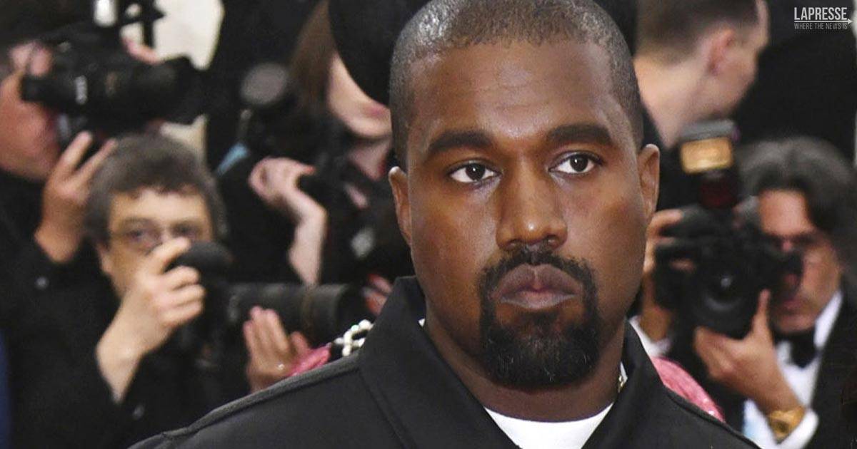 Kanye West si  fatto rimuovere i denti e li ha sostituiti con un impianto in titanio