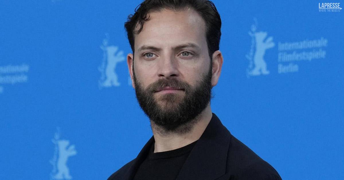 Alessandro Borghi completamente nudo, la foto su Instagram diventa virale