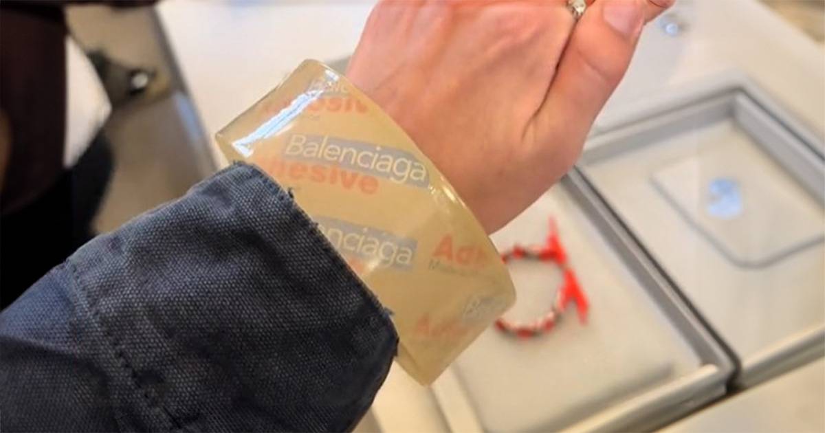 Il nuovo bracciale di Balenciaga a forma di rotolo di Scotch il prezzo è da capogiro