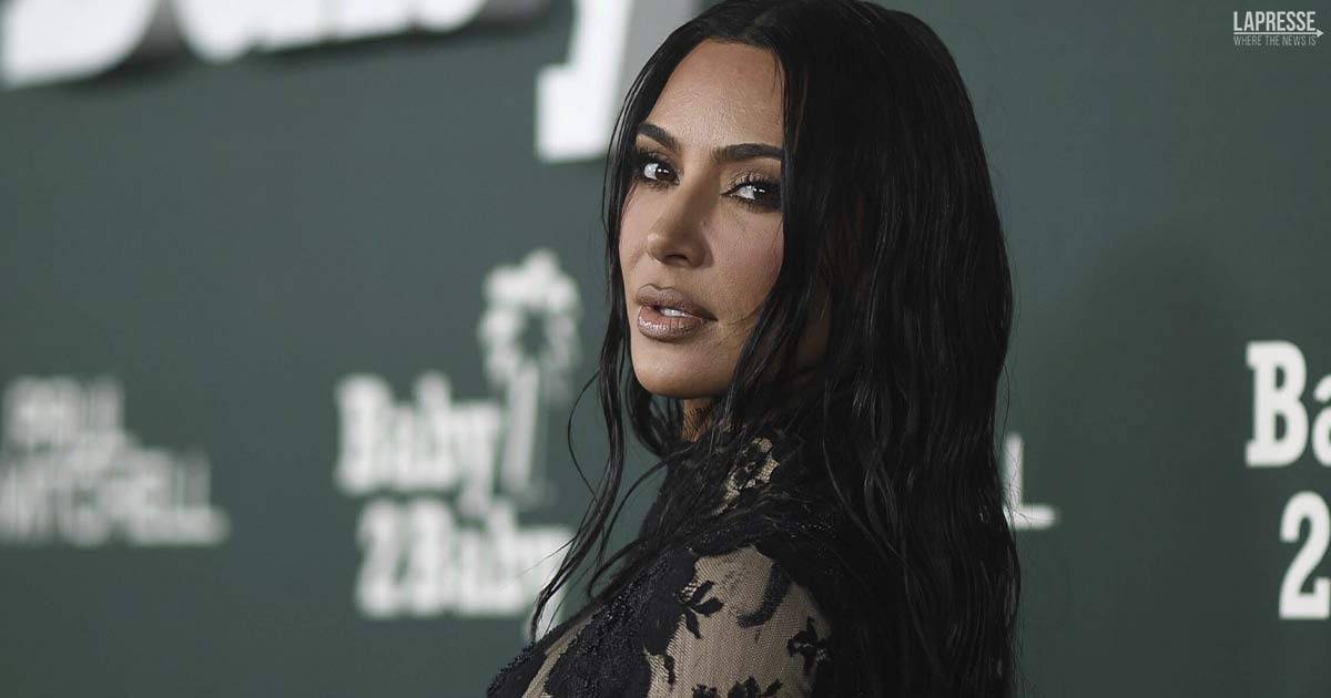 La pelliccia si apre sul seno nudo la foto di Kim Kardashian  bollente