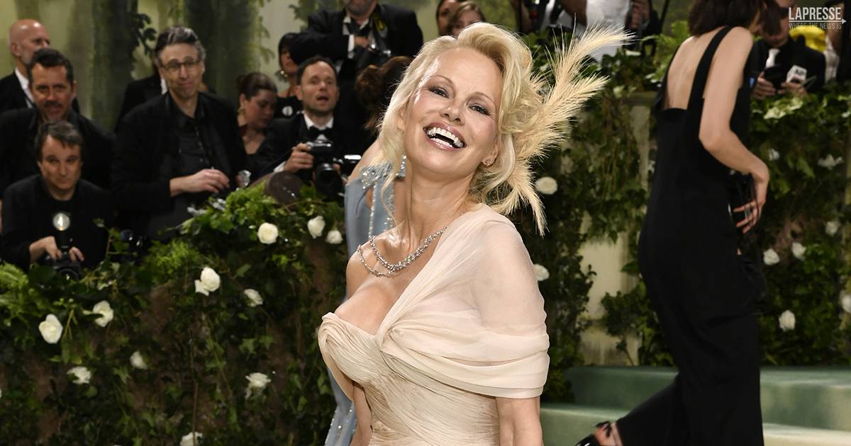 Met Gala 2024 Pamela Anderson stupisce ancora con un makeup minimal