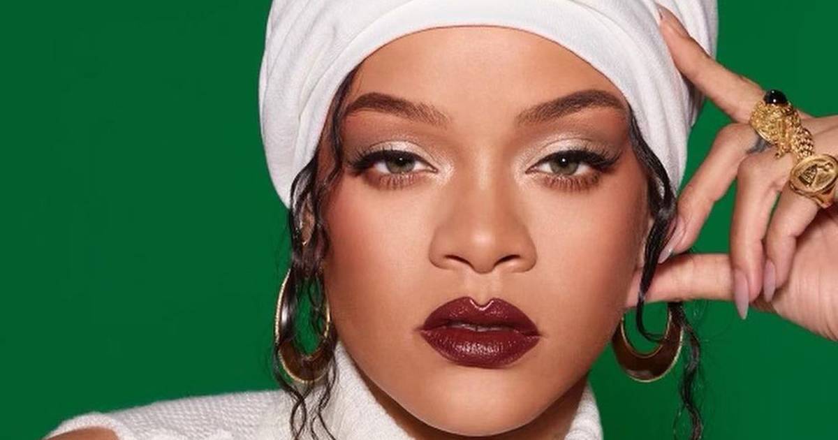 Rihanna si mostra per la prima volta senza parrucca e con i capelli al naturale sotto le foto esplodono i commenti