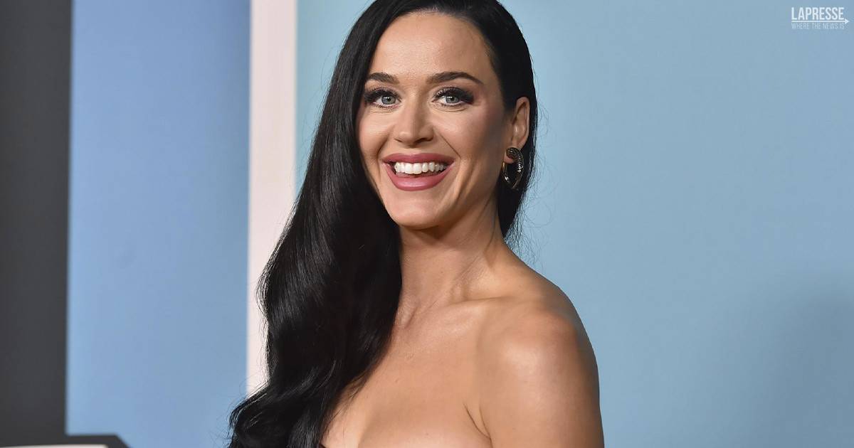 Il corsetto lascia poco spazio allimmaginazione Katy Perry continua a provocare i fan