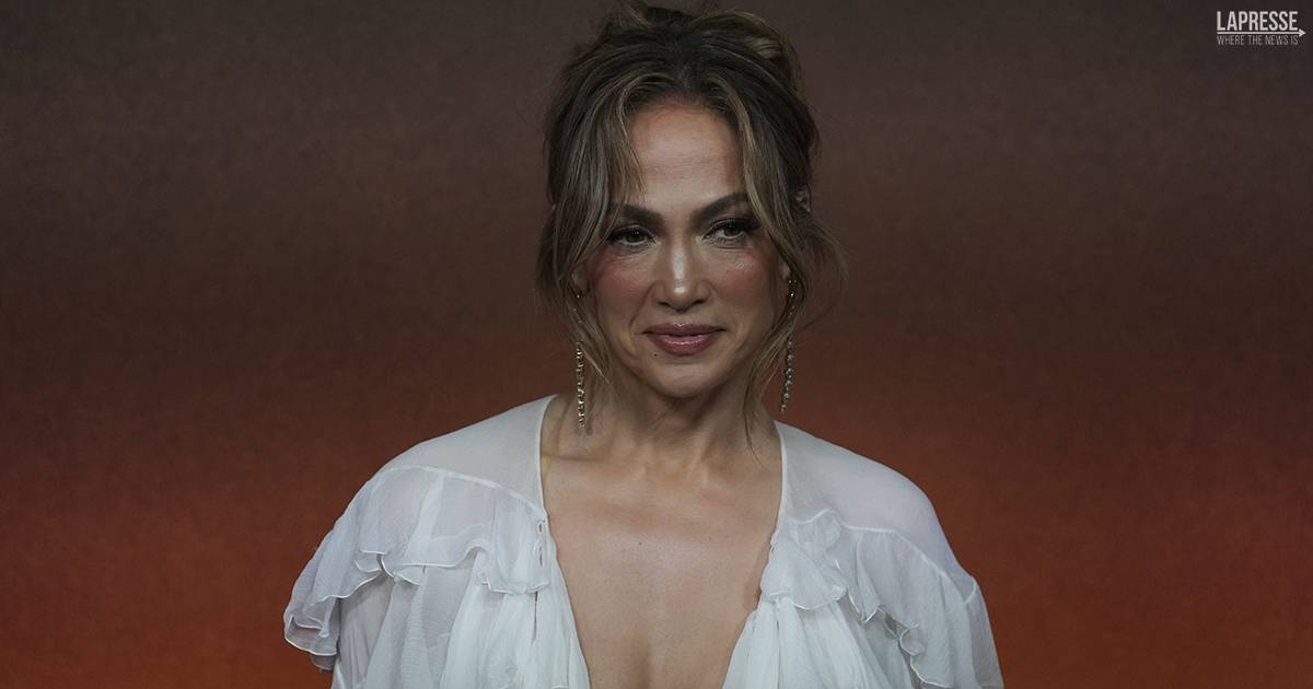 Carrozze e cavalli per i 55 anni a tema Bridgerton di Jennifer Lopez le foto della festa senza Ben Affleck