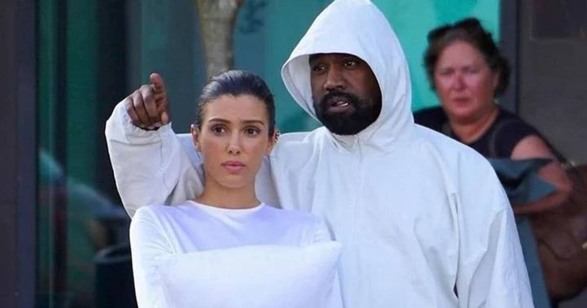 Bianca Censori nuda al compleanno del manager di Kanye West le foto e i video fanno ancora discutere