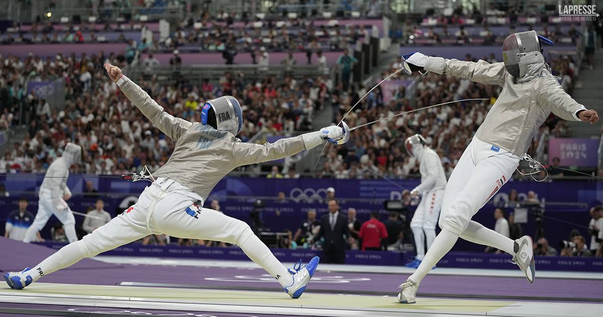 Olimpiadi perch nella scherma gli atleti sono legati a un cavo elettrico