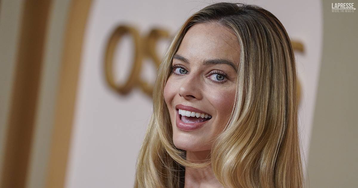 Margot Robbie avvistata in vacanza in Italia le foto col pancione in vista sono virali