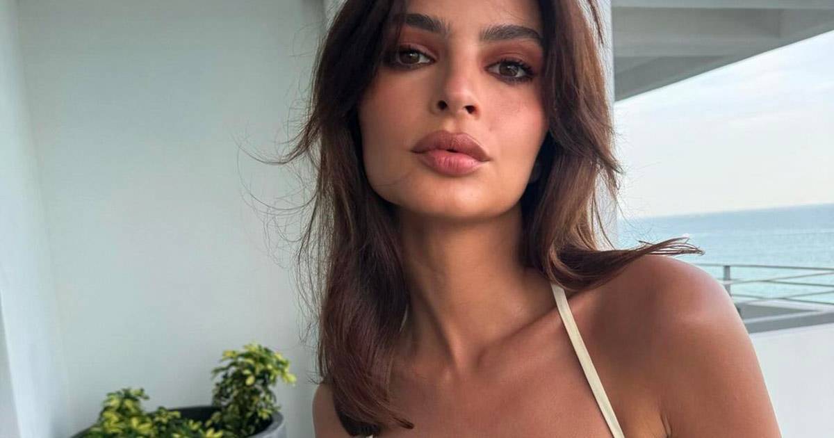 La maglia del Napoli scopre il seno nudo le foto di Emily Ratajkowski diventano virali