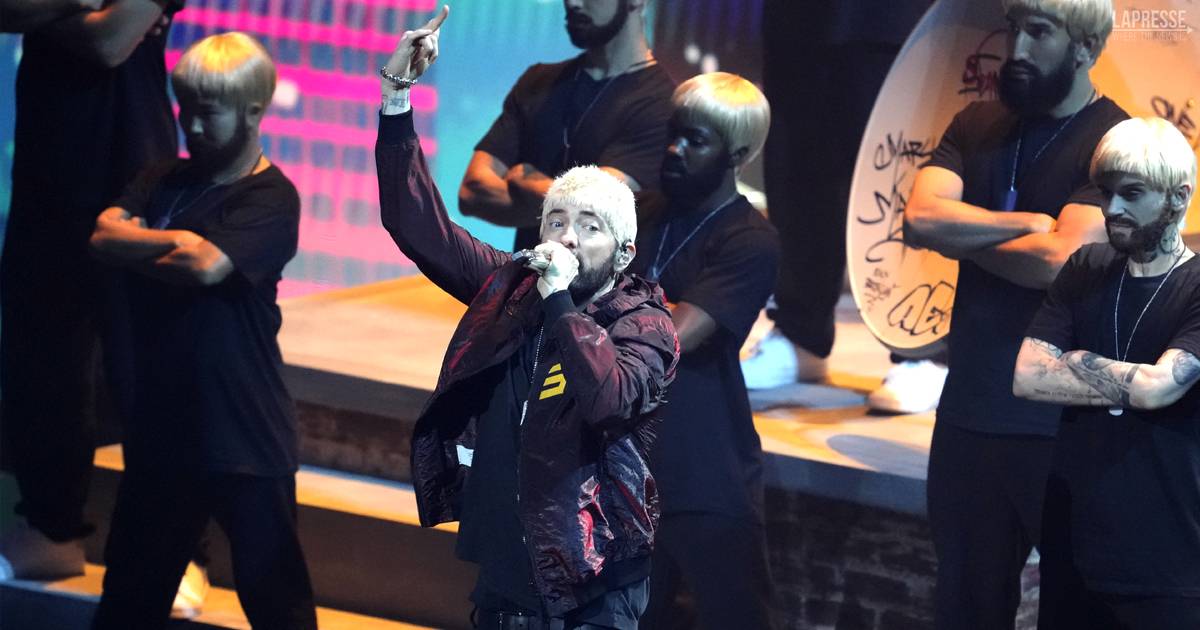 Eminem ringiovanisce di 20 anni per la performance ai VMAs il video dellesibizione