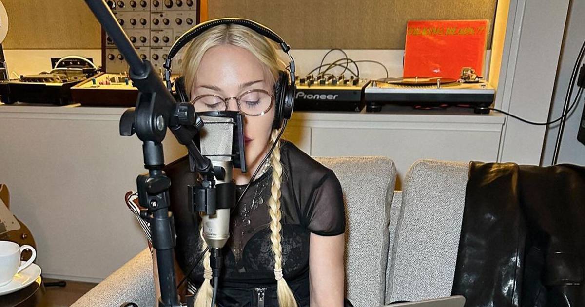 La regina del pop prepara il ritorno Madonna pubblica una foto in studio con un grande produttore