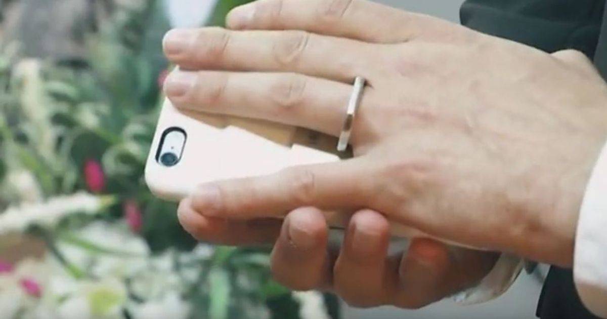 Aaron Chervenak ha sposato il suo smartphone