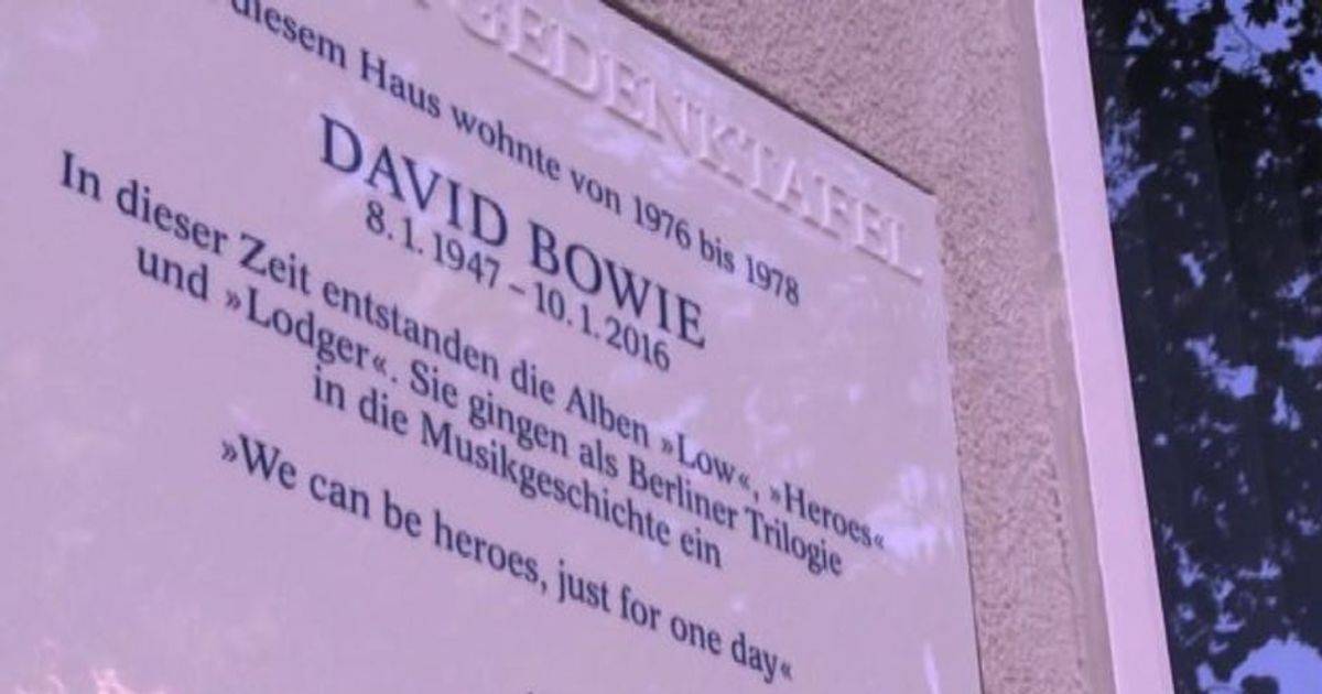 Berlino ricorda Bowie: una targa sulla casa in cui creò “Heroes”